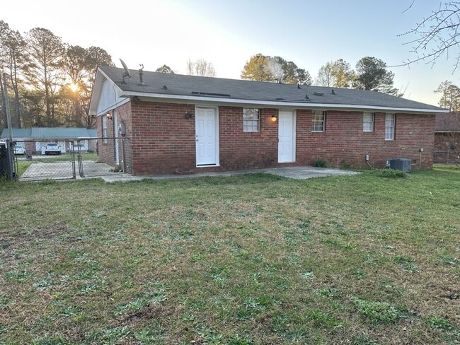Building Photo - Great 3 Bedroom 2 Bathroom Available Now