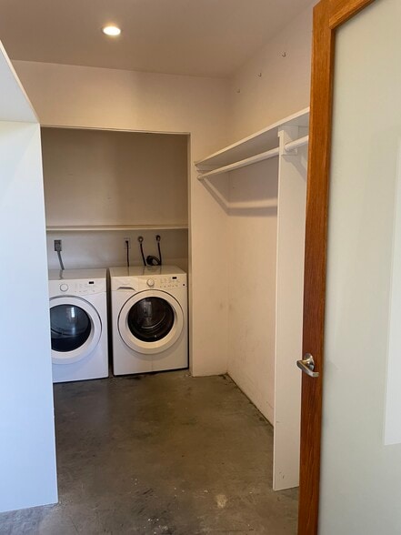 Building Photo - 116 E Yanonali St