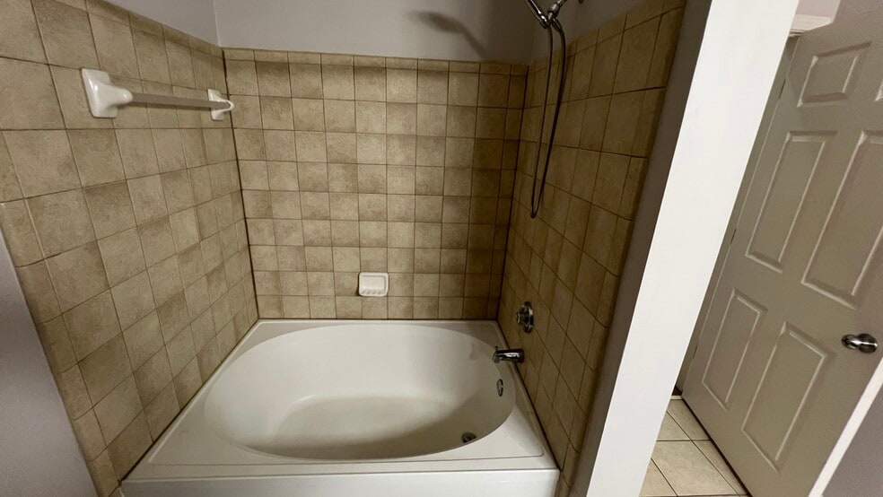 Guest Bath Tub - 401 16th St NW