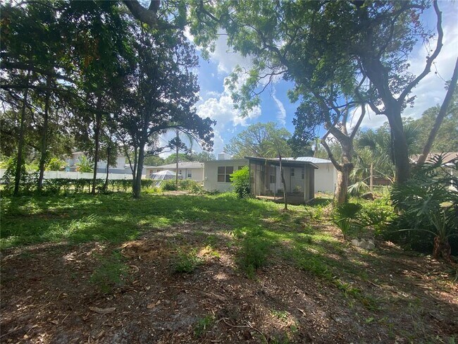 Building Photo - 8023 Country Club Rd N