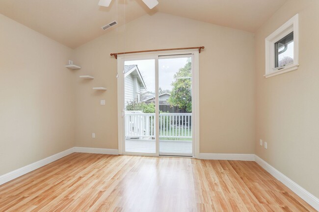 Building Photo - 4 Bed / 3.5 Bath clean and comfortable Sun...