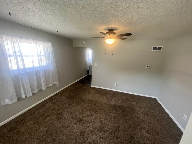 Building Photo - 3050 S Franklin Ave