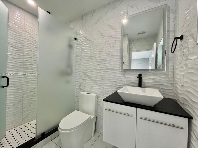 Building Photo - 575 NE 179th Dr