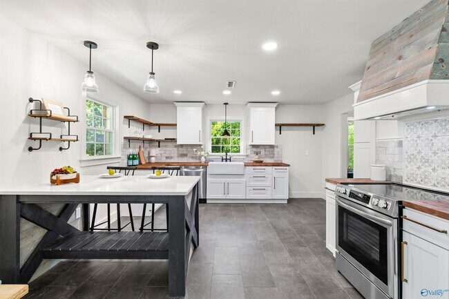 Building Photo - 7916 Valley View Dr SE