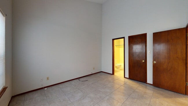 Building Photo - 909 Tepic Dr