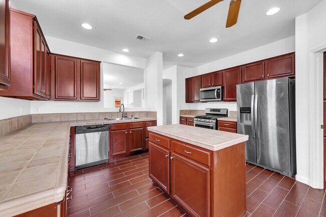 Building Photo - Inviting 3-Bed, 2-Bath Home in Gated Commu...