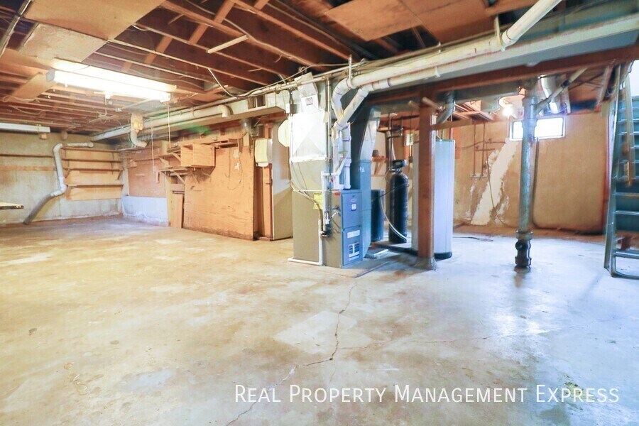Building Photo - 3 Bed Home w/ Large Garage