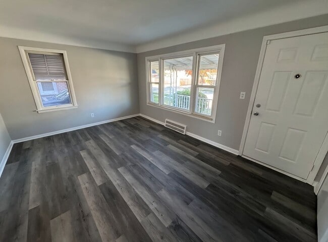 Building Photo - Charming newly renovated 3 bedroom bungalow