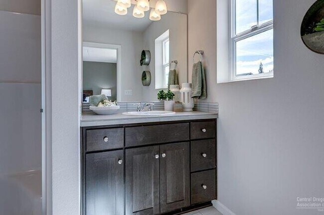 Building Photo - Newer SE 3 Bdrm House, All Appliances incl W/D, Air Cond, Community Pool, Double Garage