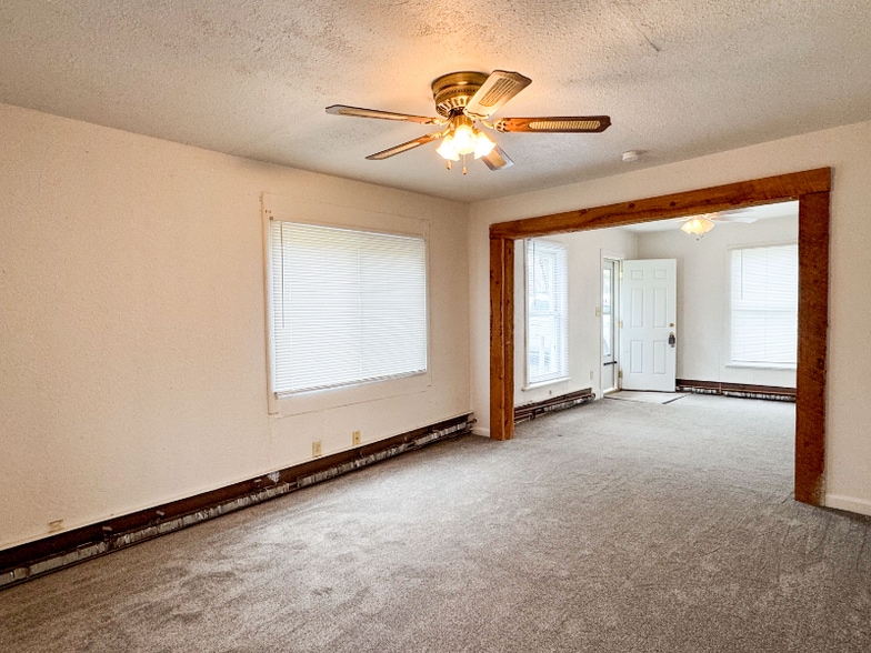 Building Photo - 613 S 34th St