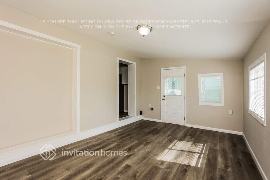 Building Photo - 820 Essex Dr