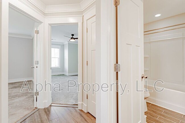 Building Photo - 400 Pangel Ln