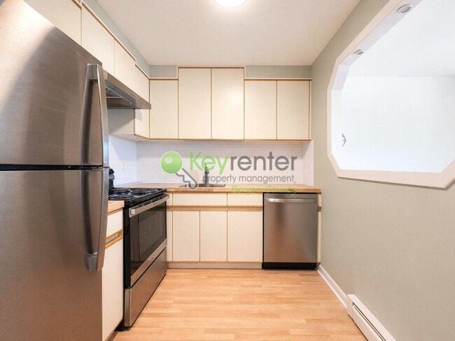Building Photo - Lake View Apartment in a Peaceful Park Ridge Community