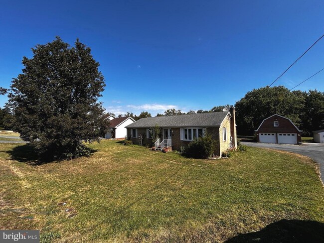 Building Photo - 3290 Shawnee Dr