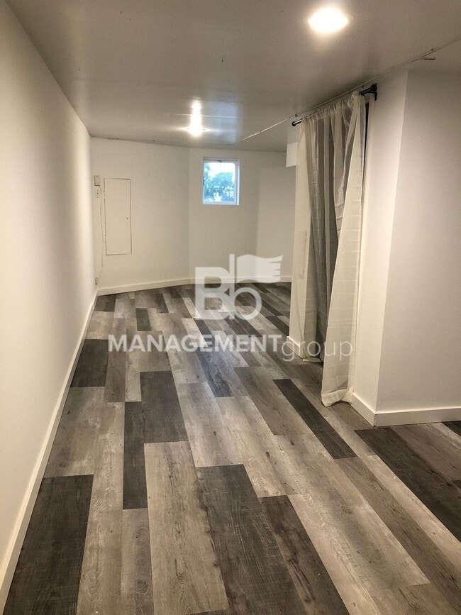 Building Photo - Updated SE Portland Basement Studio Apartm...