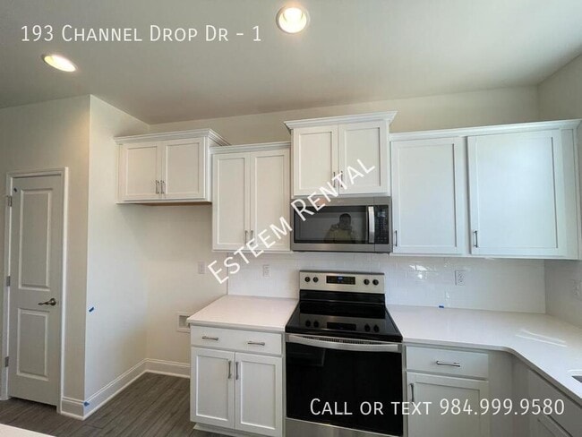Building Photo - 193 Channel Drop Dr
