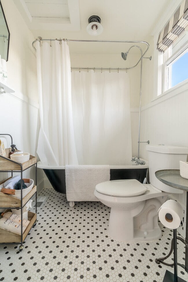 Building Photo - 116 4th Ave N