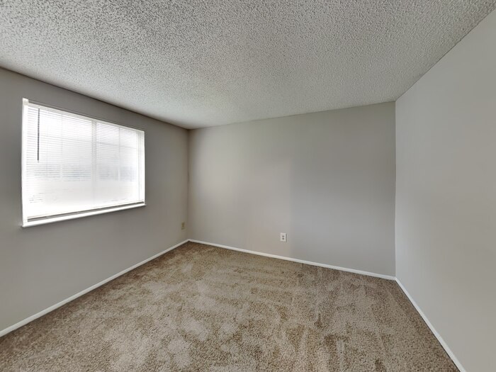 Building Photo - 3025 Oneida Rd