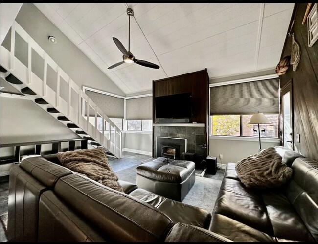 Building Photo - Stylish 2-Bed + Loft Mountain Condo in San...