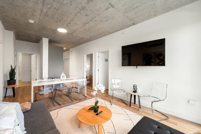 Building Photo - Central 4BR Apartment – Modern Living in Chicago