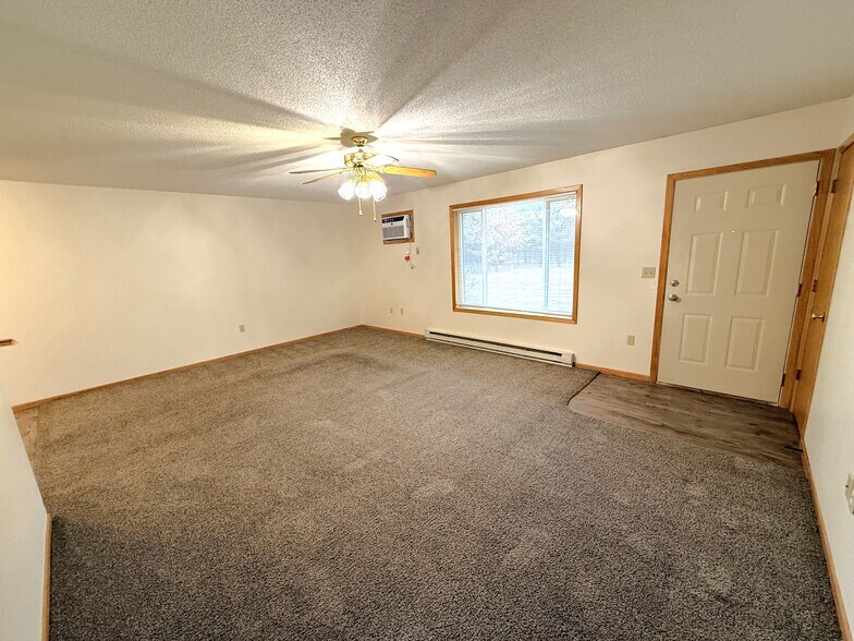 Building Photo - 343 Twin Oak Dr