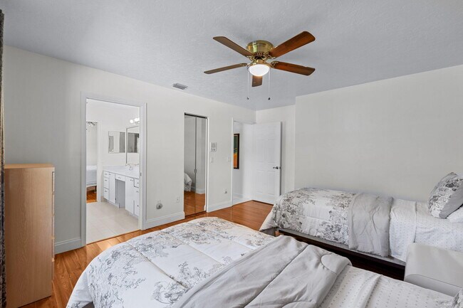 Building Photo - 15495 Rolling Meadows Cir