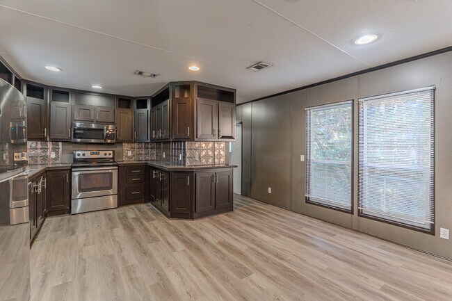 Building Photo - 13154 S Lee Shore Dr