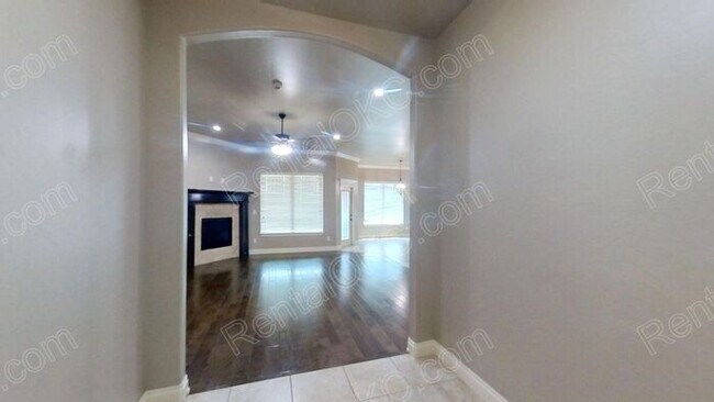 Building Photo - Super 4 bed 2 bath on the Southwest side.