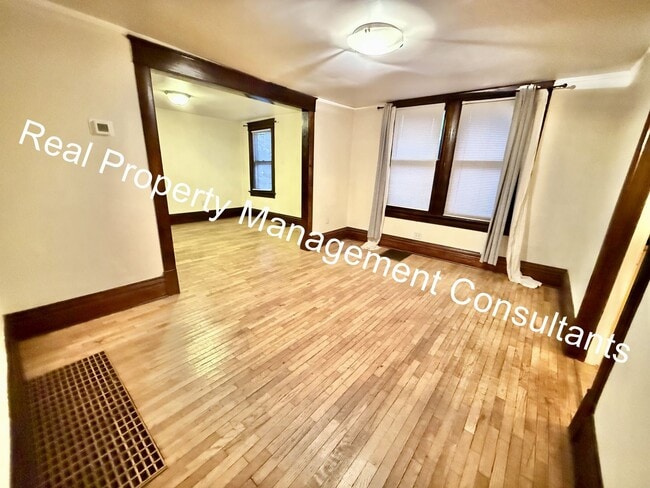 Building Photo - Beautiful Historic 2 bedroom Duplex