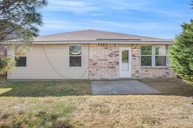 Building Photo - Beautifully Crafted 4-2-2 in Fort Worth!