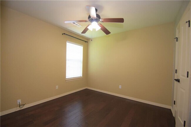 Building Photo - 3902 SW Flatrock Ave