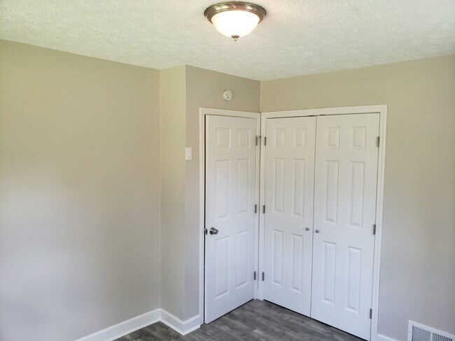 Building Photo - NEWLY RENOVATED DUPLEX UNIT