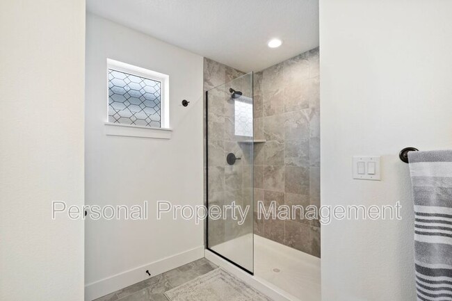 Building Photo - 13600 NE 110th Way