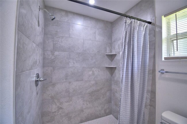 Building Photo - 2405 Roslyn Ln