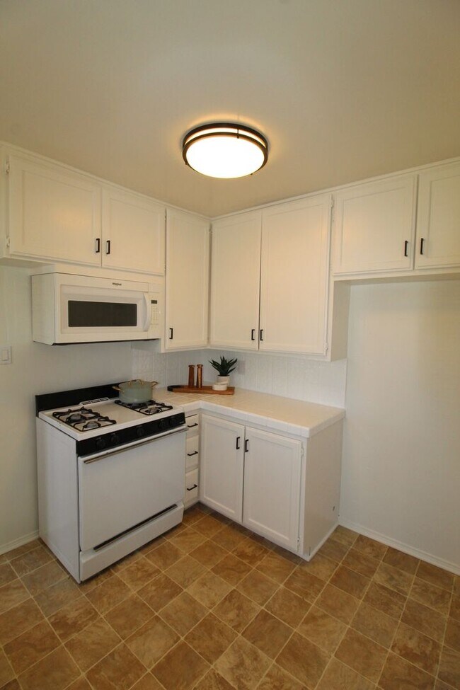 Building Photo - Charming Midtown Ventura Home- 3 Bedroom + 1.75 Bath