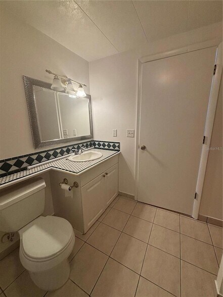 Building Photo - 5236 Kenwood Ave