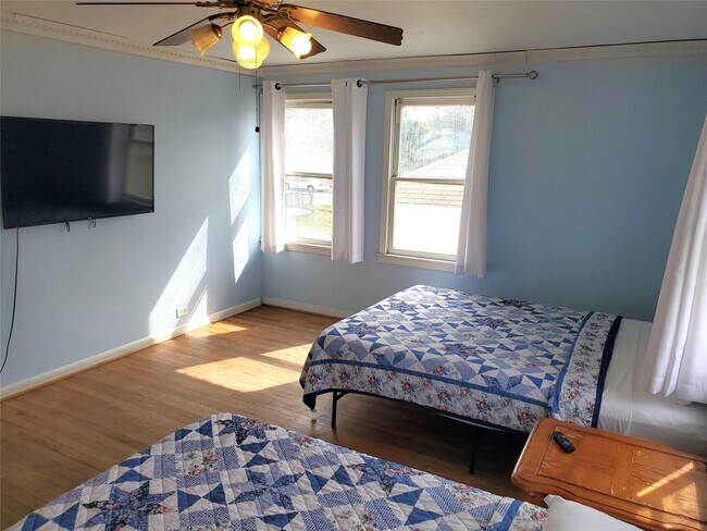 Building Photo - 2116 Grover Ave