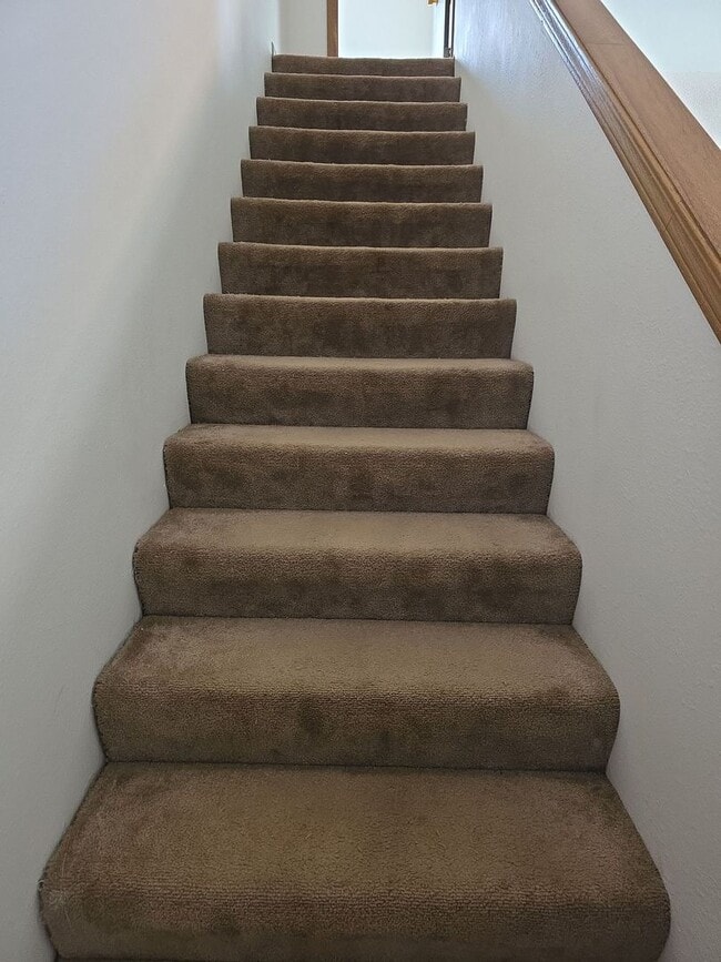 Building Photo - Great 3 Bed 2 Bath 2 Car Garage Split Level Duplex- Pets ok!