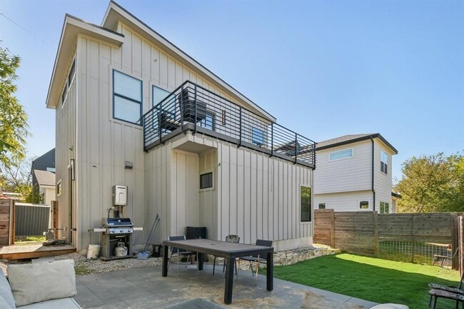 Building Photo - 2916 E 13th St