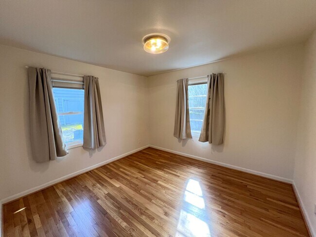 Building Photo - S0349