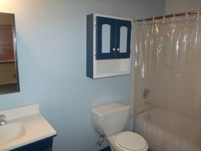 Building Photo - Large Single Story Home in Old Henderson/Pets Welcome