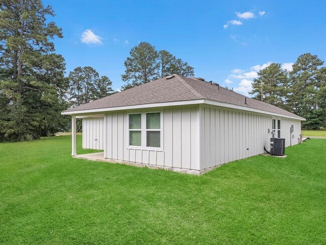 Building Photo - 46 Fairway Dr