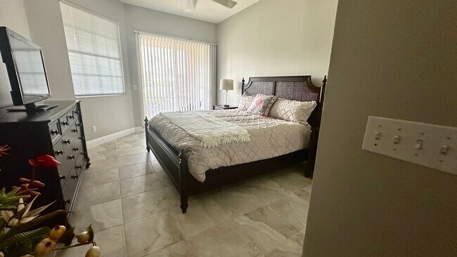 Building Photo - 9141 Las Maderas Dr