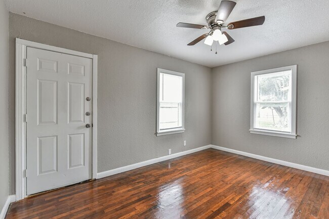 Building Photo - Beautifully Renovated 1BR Duplex with Marble Shower & Natural Light