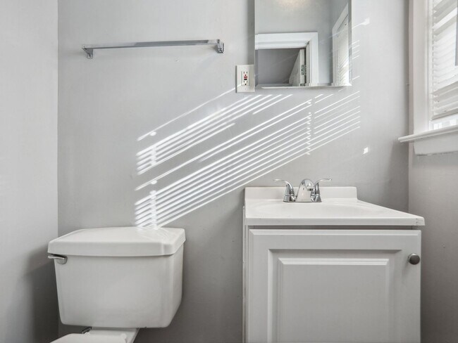 Building Photo - 3 Bedroom Duplex in Decatur