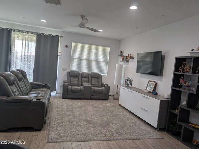 Building Photo - 12417 W Wagon Wheel Dr