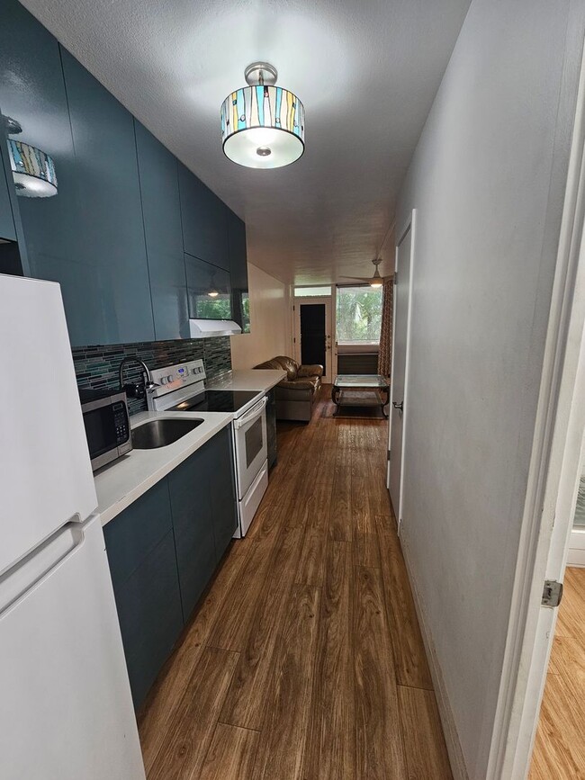 Building Photo - Fully Furnished. Updated. Waikiki (No parking)