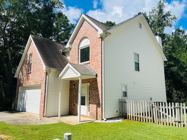 Building Photo - Great location! Lawncare/water is included...