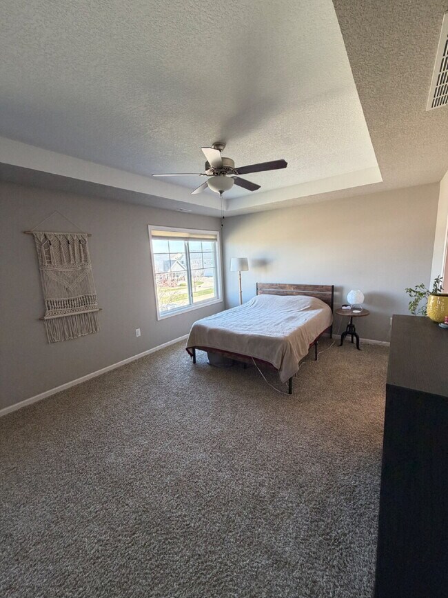 Building Photo - Charming 3-Bed 2.5-Bath Townhouse with Granite Finishes Near Jordan Creek Town Center