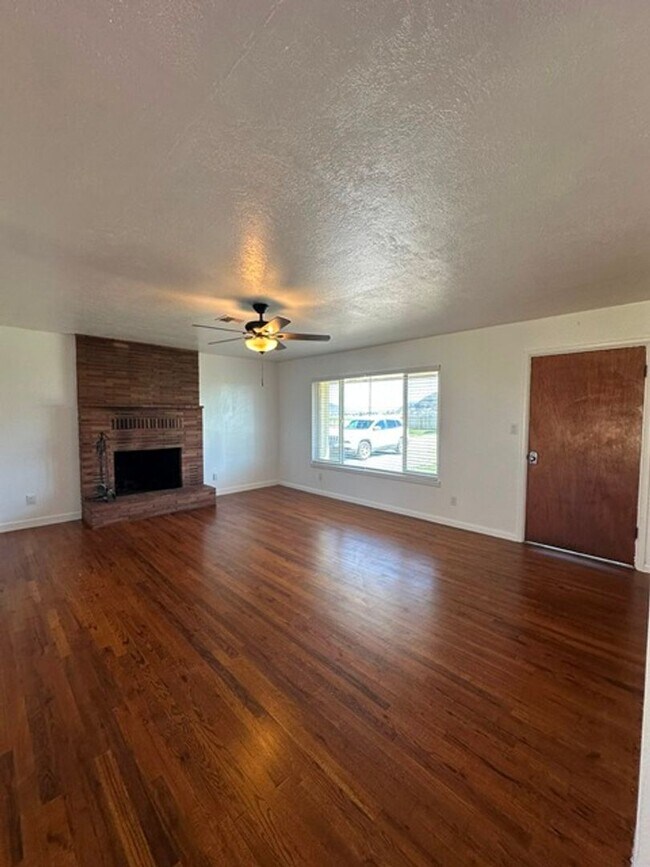 Building Photo - Updated home in Henley School District